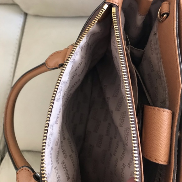 Michael Kors purse - Picture 4 of 5